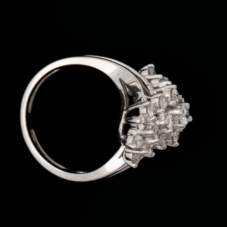 RING, 18k vitguld med briljantslipad diamanter tot ca1,25ct. 2000-tal. Vikt 6,9g.