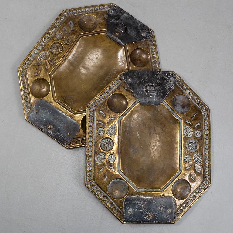 A PAIR OF 18TH CENTURY BRASS WALL SCONCES.