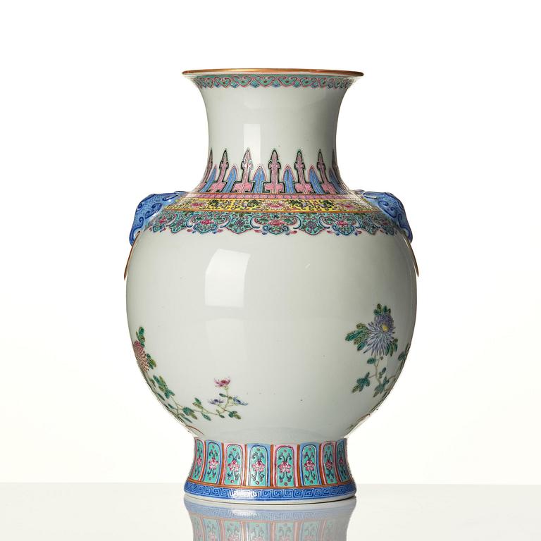 A Chinese famille rose vase of archaistic Hu form, Republic period (1912-1949).