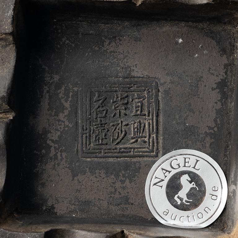 A Chinese brown yixing teapot, late Qing dynsaty / early 1900s.