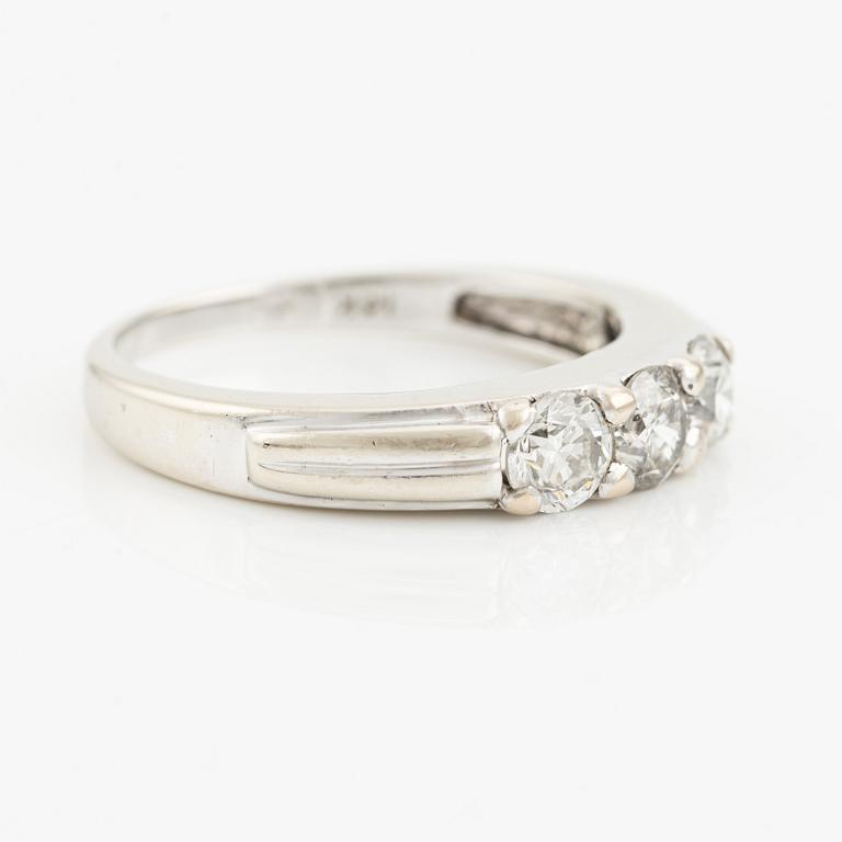 Ring, 14K vitguld med tre briljantslipade diamanter.