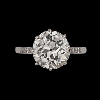 RING med gammalslipad diamant ca 4.05 ct, kvalitet H/VVS2, samt mindre briljantslipade diamanter totalt 0.08 ct.