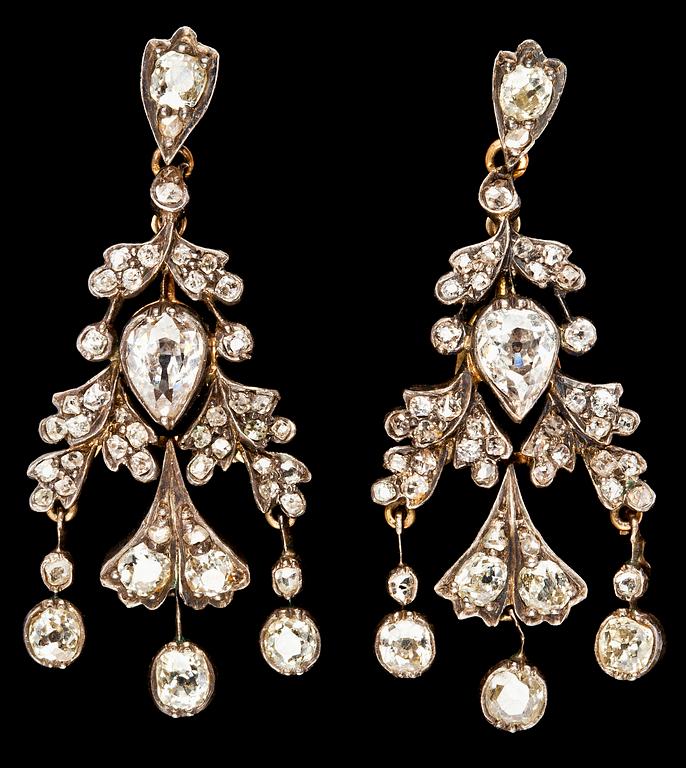HÄNGEN, 2 st, antik- och rosenslipade diamanter, tot. ca 2.50 ct. 1800-tal.