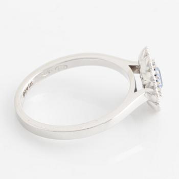 Ring med safir och briljantslipade diamanter.
