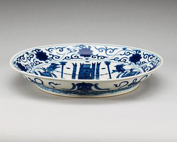 A blue and white dish, Qing dynasty  with Wanlis six character mark.