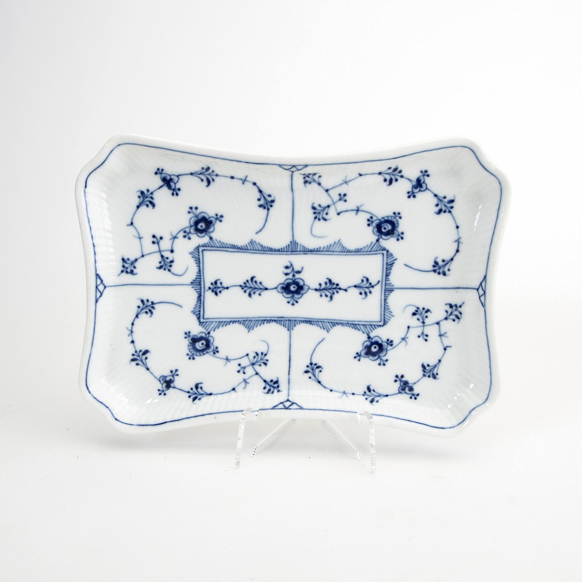 A Musselmalet 25 pcs porcelain service Royal Copenhagen Denmark 1870-1984.