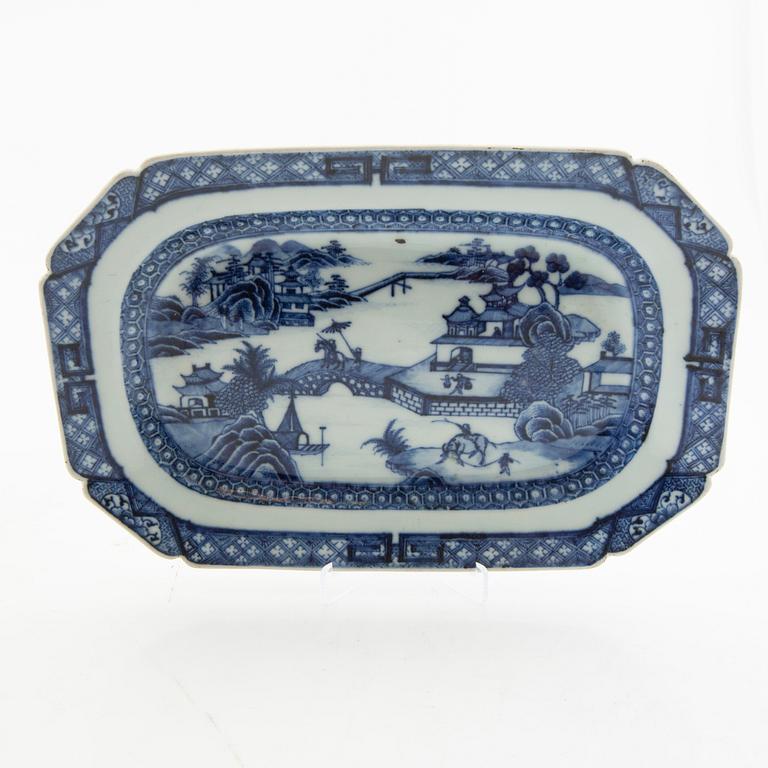 Serving dishes, 3 pcs, China Qianlong (1736-95), porcelain.