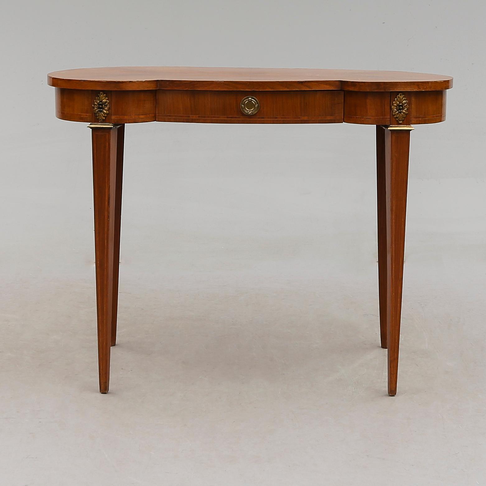 TOALETTBORD, 1900-talets första hälft.