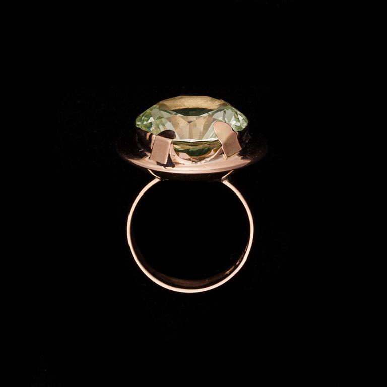 RING, 14K guld, syntetisk spinell, Korutuote 1974. Vikt 7,6 g.