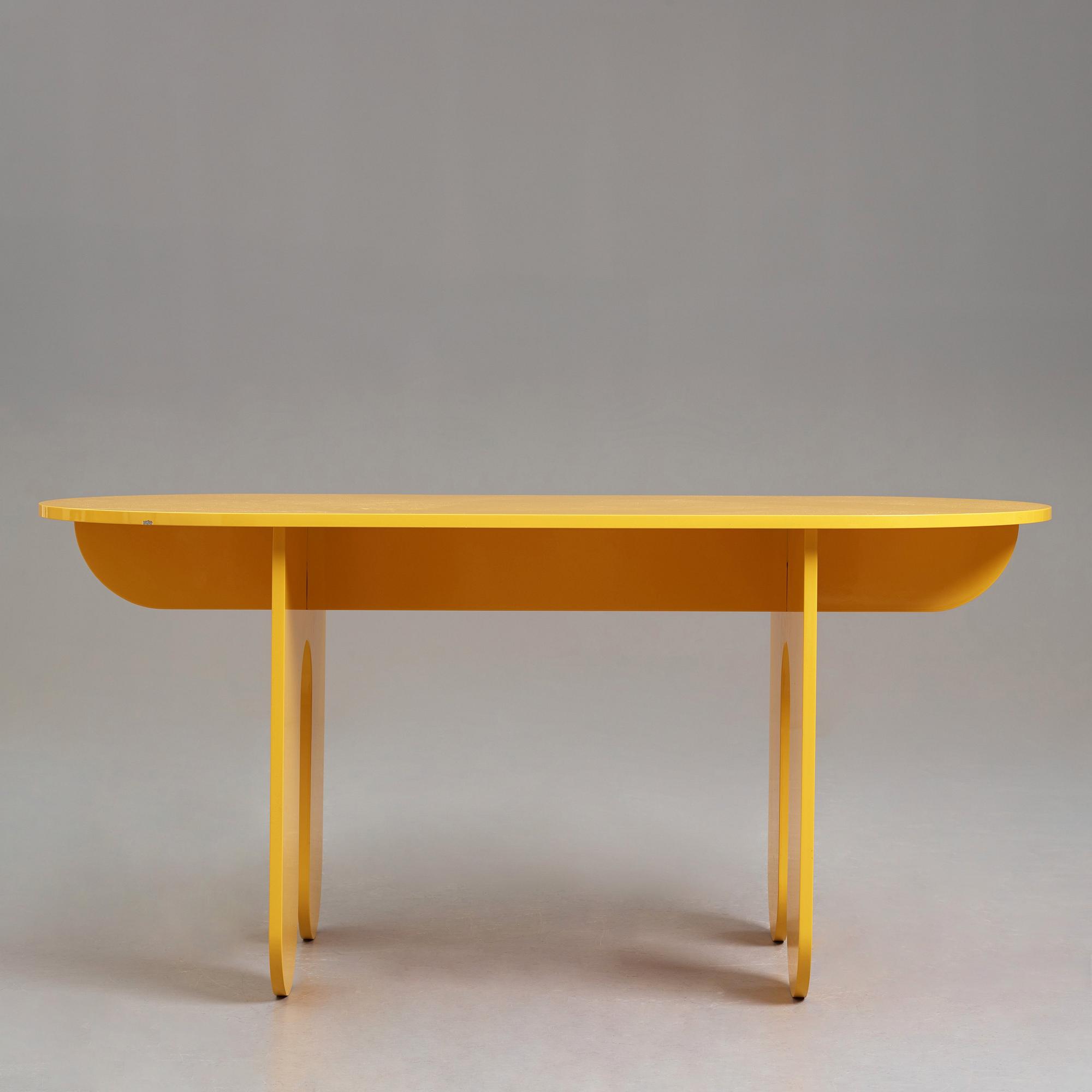 OWL, "Capsules”, bord samt fyra pallar, unikt i samarbete med Arranging Things 2019.