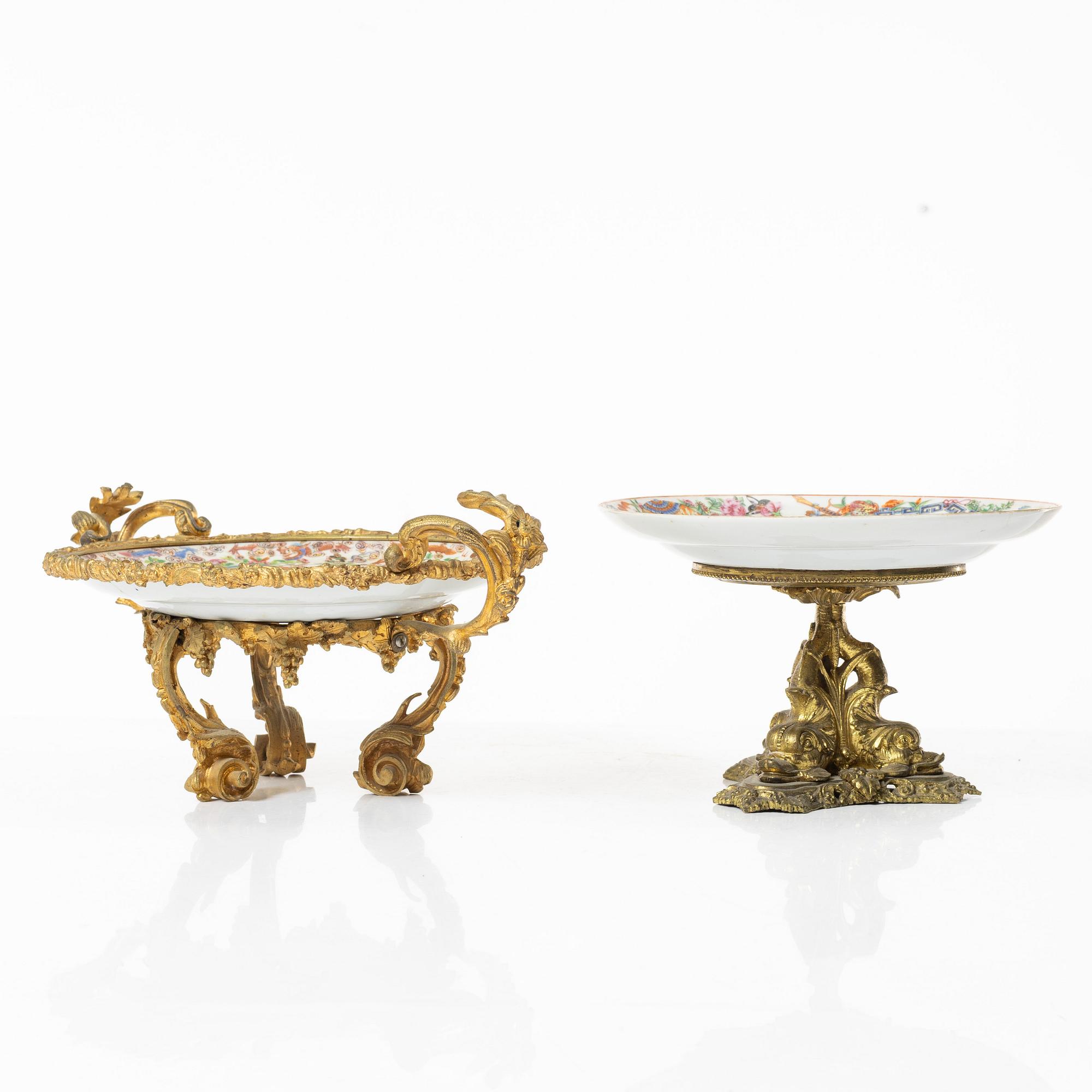 A pair of Chinese Export Canton dishes/tazzas, Qing dynasty, 19th century.