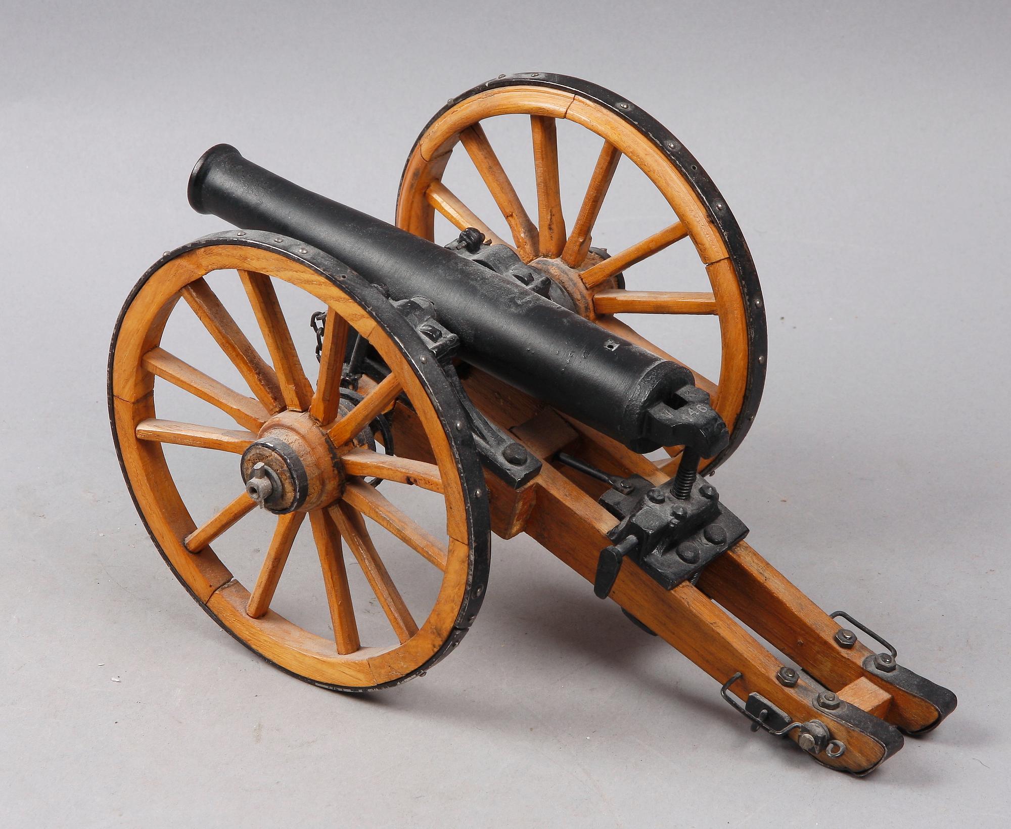 MODELLKANON, trä och metall, 1900-tal.