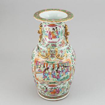 A Canton famille rose vase, Qing dynasty, 19th Century.