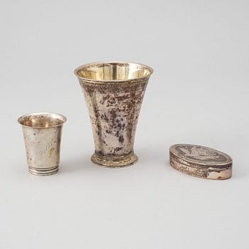 Thomas Beckman d.y. (1727-1759), bägare, silver, Örebro samt dosa och kopp, silver, 1800/1900-tal.