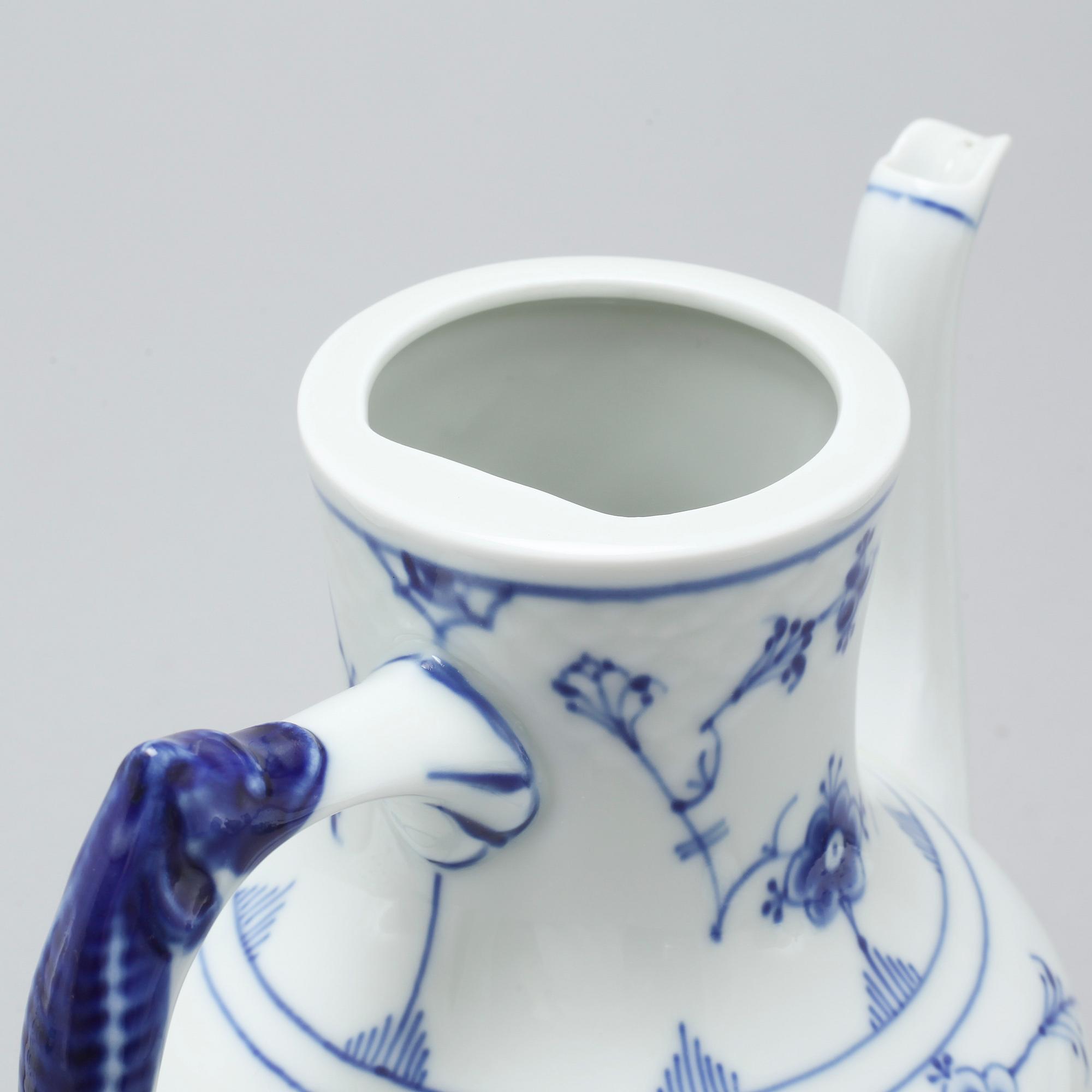 Porcelain tableware set of 35 pcs, "Musselmalet" by Bing & Gröndahl, Denmark, second half of the 20th century.