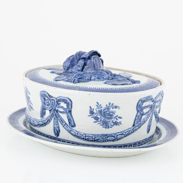 A blue and white oval tureen with cover and stand, Qing dynasty, circa 1800.