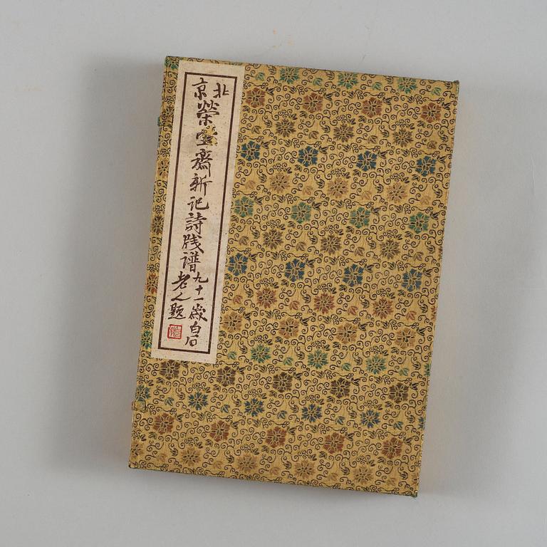 BOK med TRÄSNITT, 2 volymer. 100 färgträsnitt efter målningar av bla Qi Baishi, utgiven av Rong Bao Zhai, Beijing.