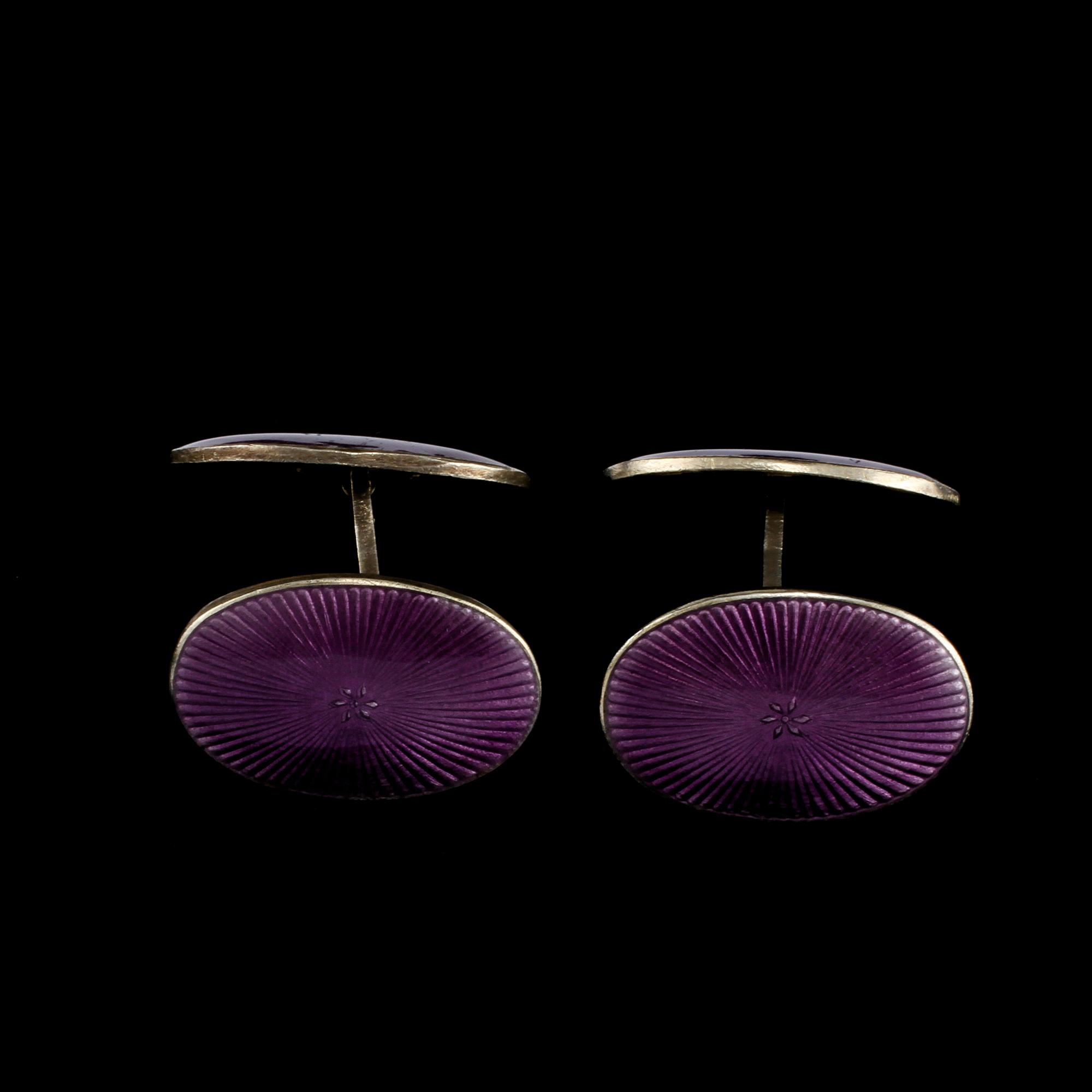 MANSCHETTKNAPPAR, ett par, silver med lila emalj, CG Hallberg, Stockholm, 1934. Vikt 10 g.