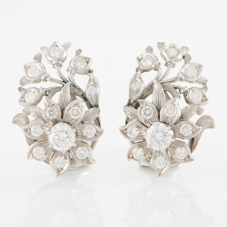 A pair of earrings in 18K gold set with round brilliant-cut diamonds.