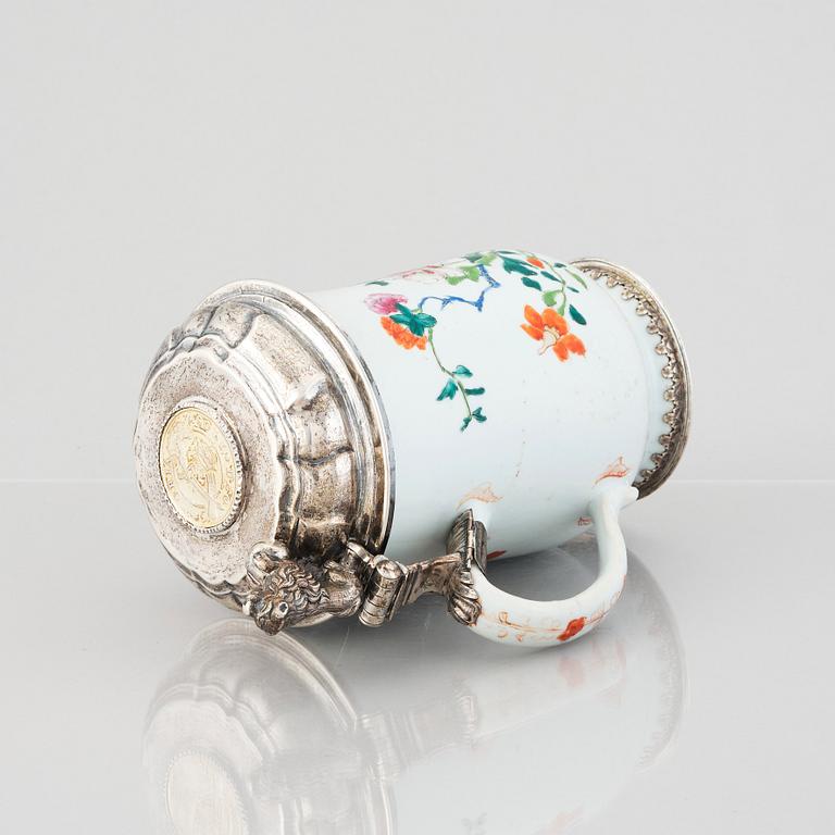 An 18th century famille rose and silver tankard, lid with mark of Nils Gram, Copenhagen 1756.