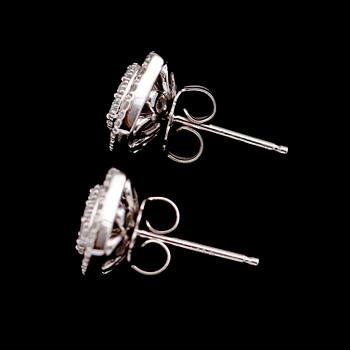 ÖRHÄNGEN, 1 par, 14 k vitguld, briljantslipade diamanter tot 0.66 ct.