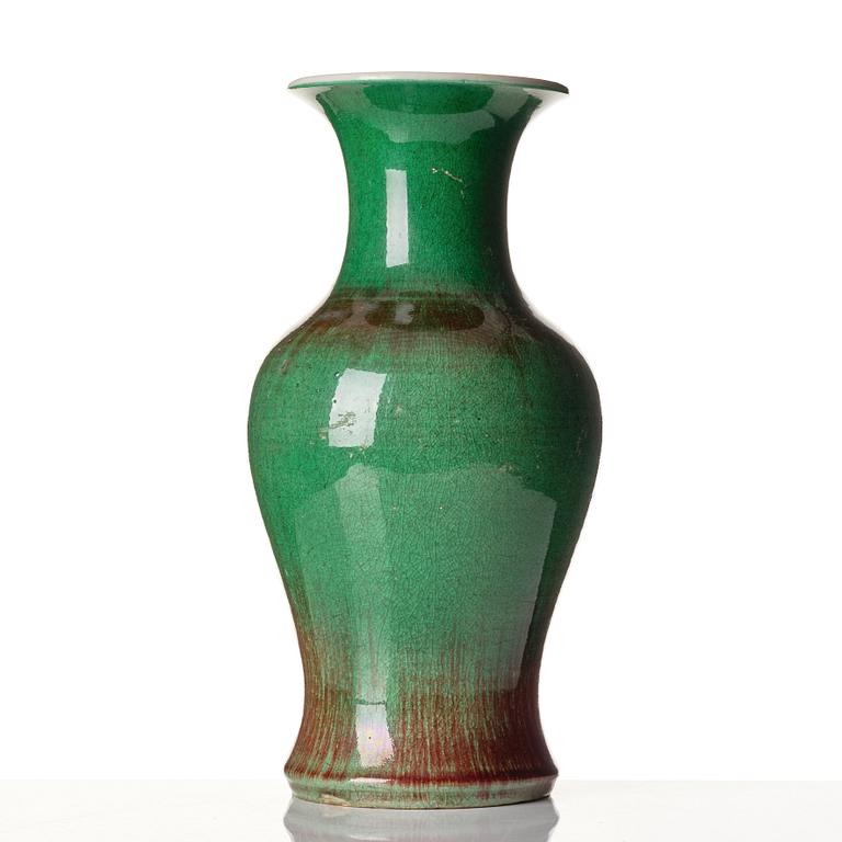 A flambéglazed vase, late Qing dynasty, 19th Century.