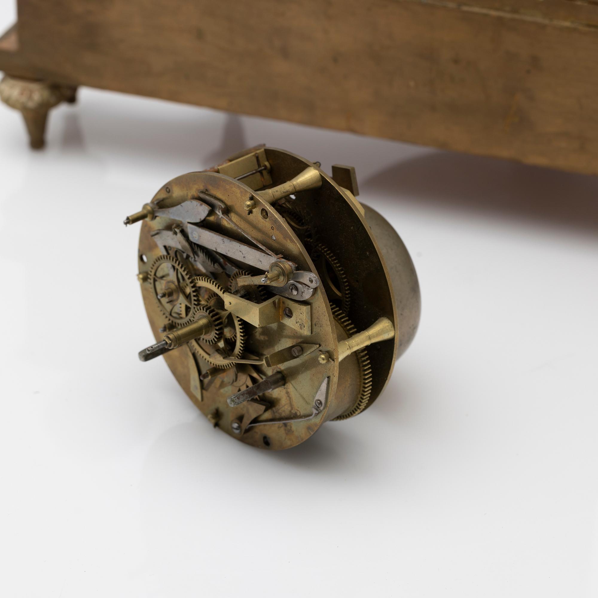 Table pendulum clock, 19th century.