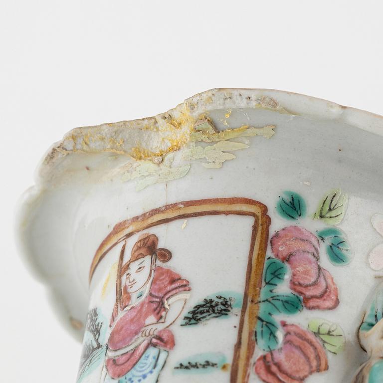 Vaser, ett par samt skål, porslin. Qingdynastin, 1800-tal.