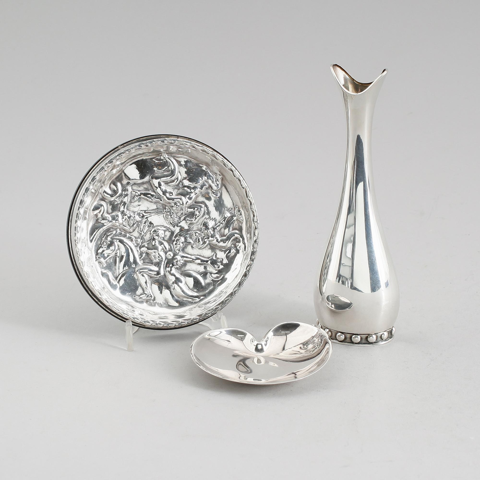 ASKFAT, VAS OCH FAT, silver och sterlingsilver, bla Stockholm 1955. Total vikt exkl askfat 94 g.