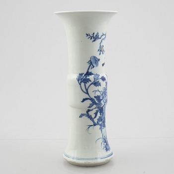 A blue and white porcelain vase and a pair of bowls, China, 19th-20th century.