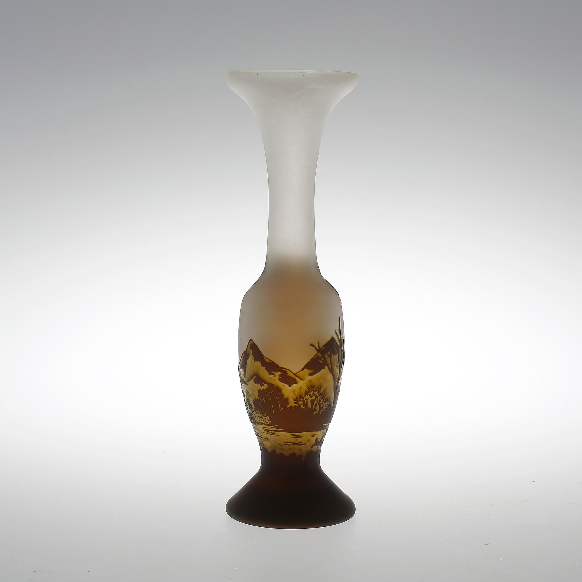 VAS, glas, bär signatur, 1900-talets första hälft.