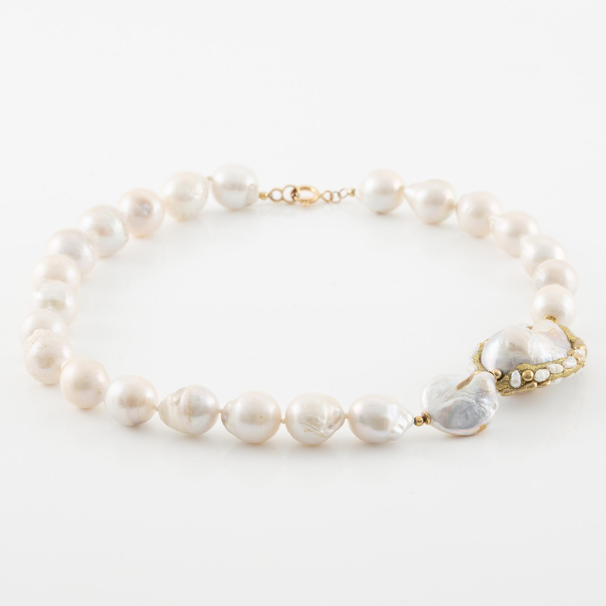 Necklace, with cultured pearls.