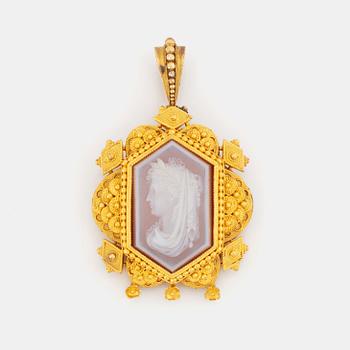 354. A 19th century 14K gold pendant with a hardstone cameo.