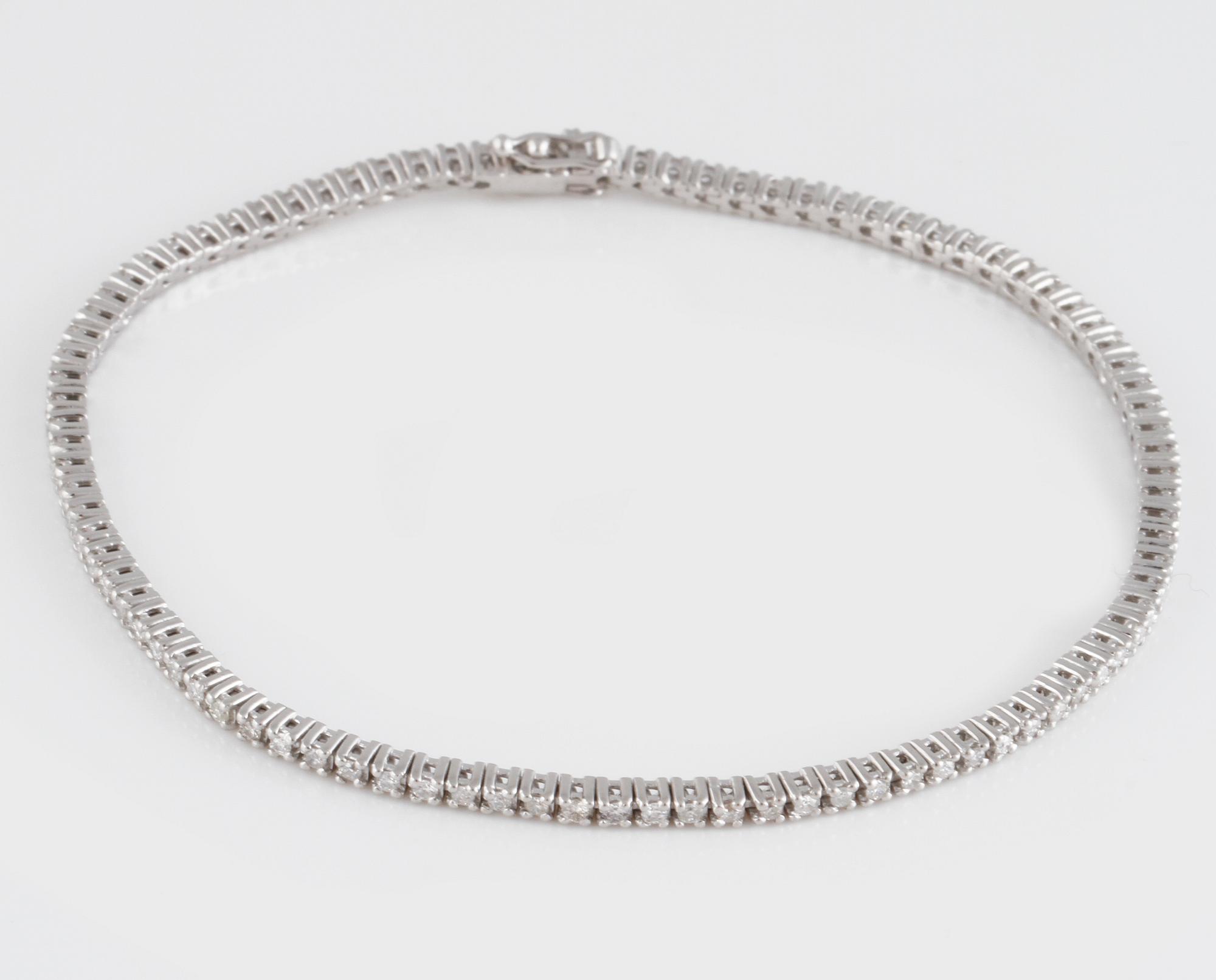 ARMBAND, 18K vitguld med briljantslipade diamanter ca 1.08 ct. Vikt 7,2 gram.