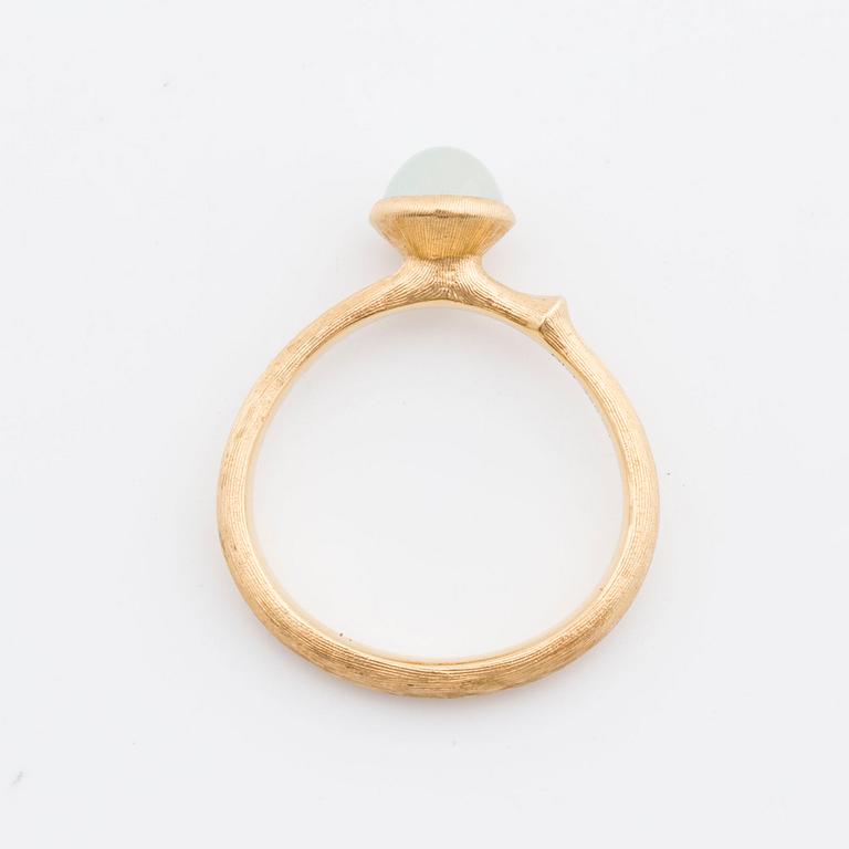 OLE LYNGGAARD, RING "LOTUS" 18K guld cabochonslipad akvamarin.