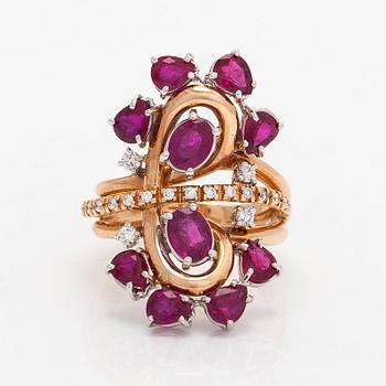 Sormus, 18K ruusukultaa, ovaaleja ja pisaramuotoisia rubiineja sekä briljanttihiottuja timantteja.