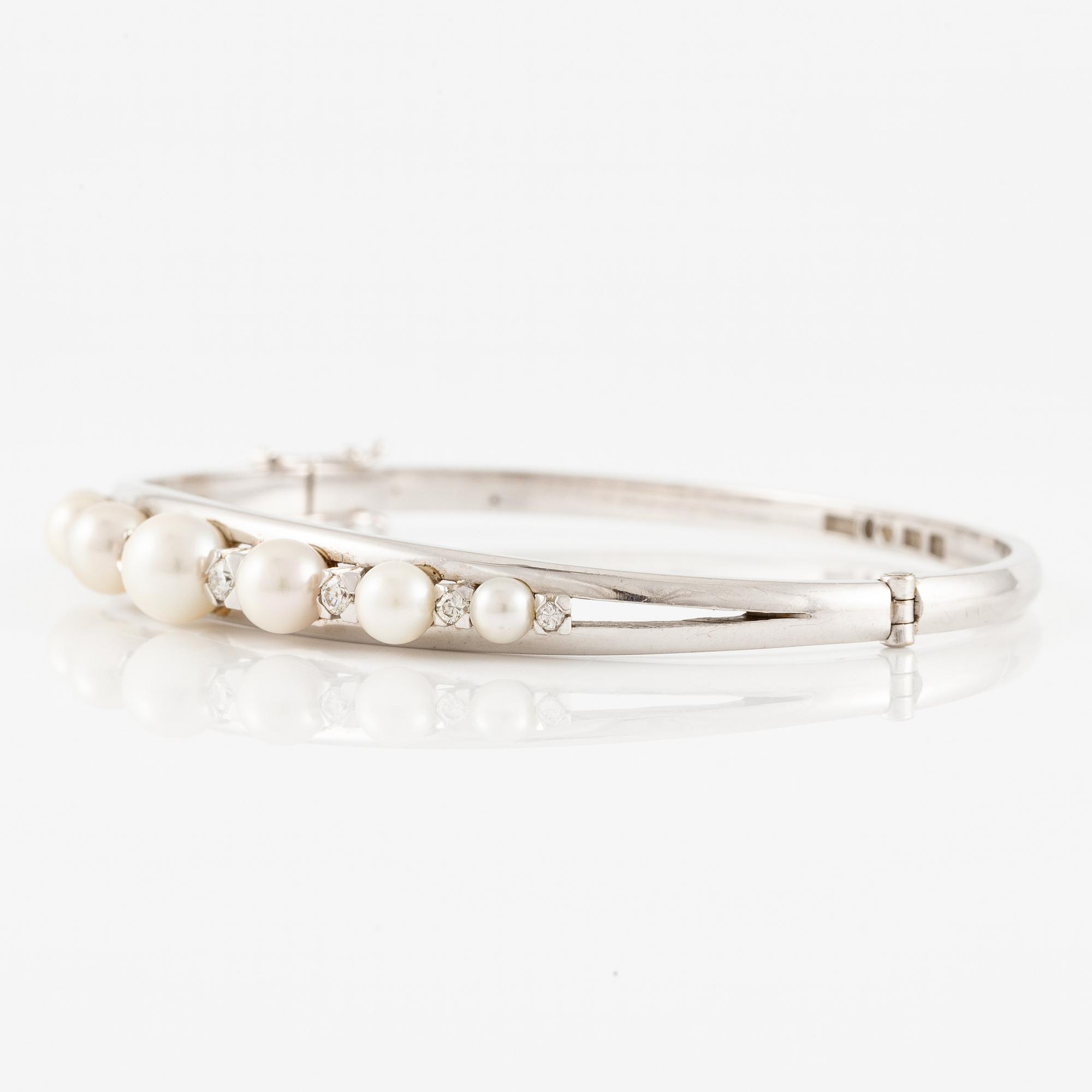 Bracelet, Jarl Sandin, 18K white gold with cultured pearls and small brilliant-cut diamonds.