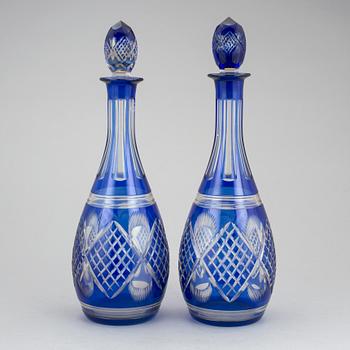 KARAFFER, ett par, glas, Böhmen, omkring 1900.