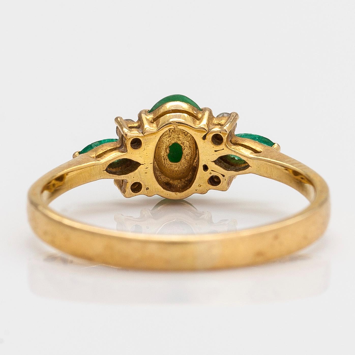 Örhängen och ring, 18K guld med jadeit, smaragder och små diamanter.