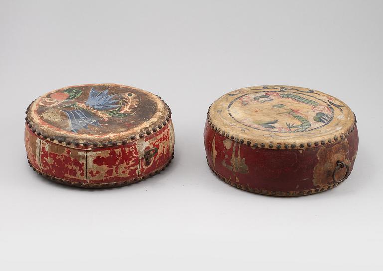 TRUMMOR, 2 st, trä och läder, 1900-tal.