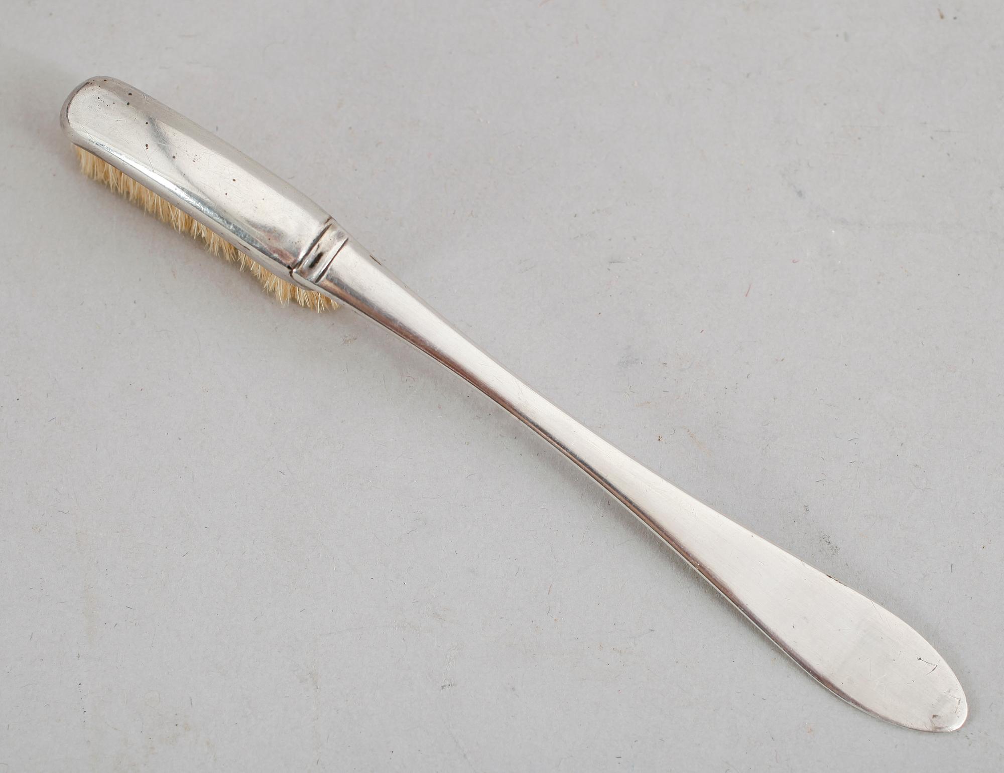 BORSTE med silverskaft, Stockholm 1838.