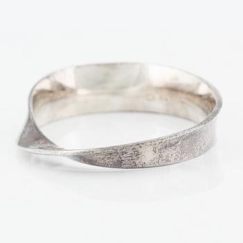 Vivianna Torun Bülow-Hübe, armring "Möbius, sterlingsilver, för Georg Jensen.