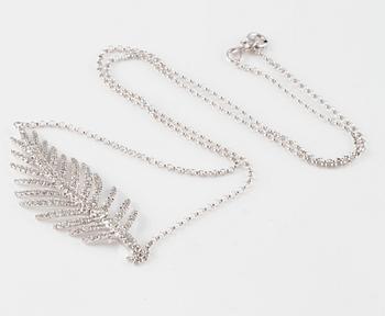 COLLIER, 18K vitguld med briljantslipade diamanter ca 0.80 ct. Vikt 5,2 gram.