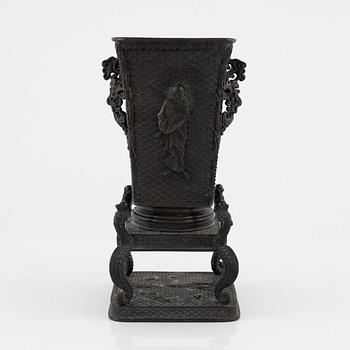 Vas med ställ, brons, Japan, Meiji (1868-1912).