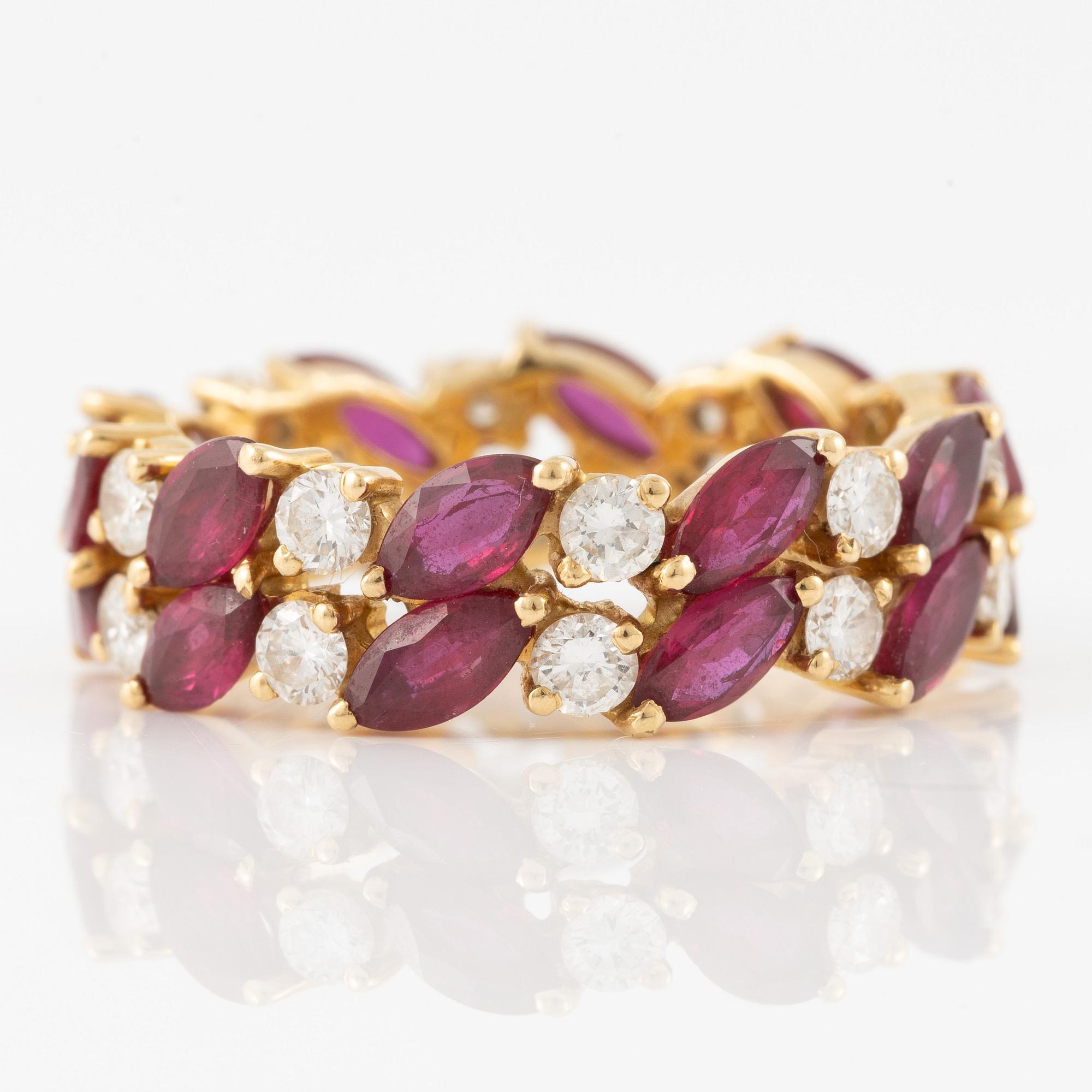 Ring, 18K gold with cushion-cut rubies and brilliant-cut diamonds.