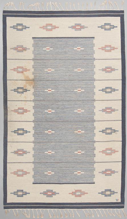 MATTO,  "Skogsstjärna blå", flat weave, ca 327,5 x 197,5 cm, signed V (Erik Lundberg, Vävaregården, Eringsboda).