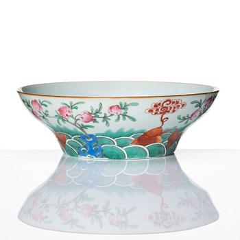 A fish and peaches bowl, late Qing dynsty.