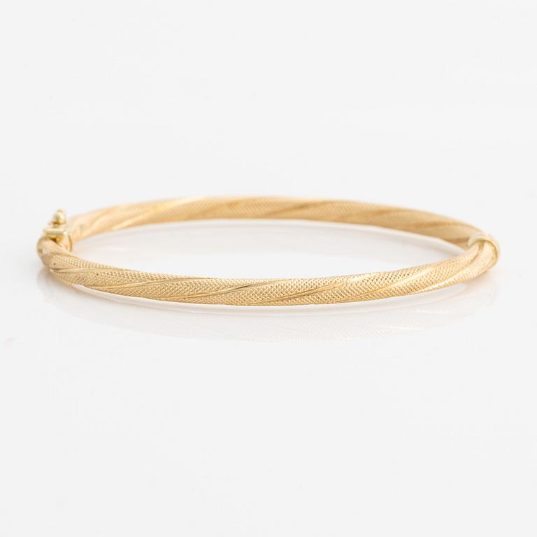 Bangle, 18K gold, twisted decoration, Uno A Erre, Italy.