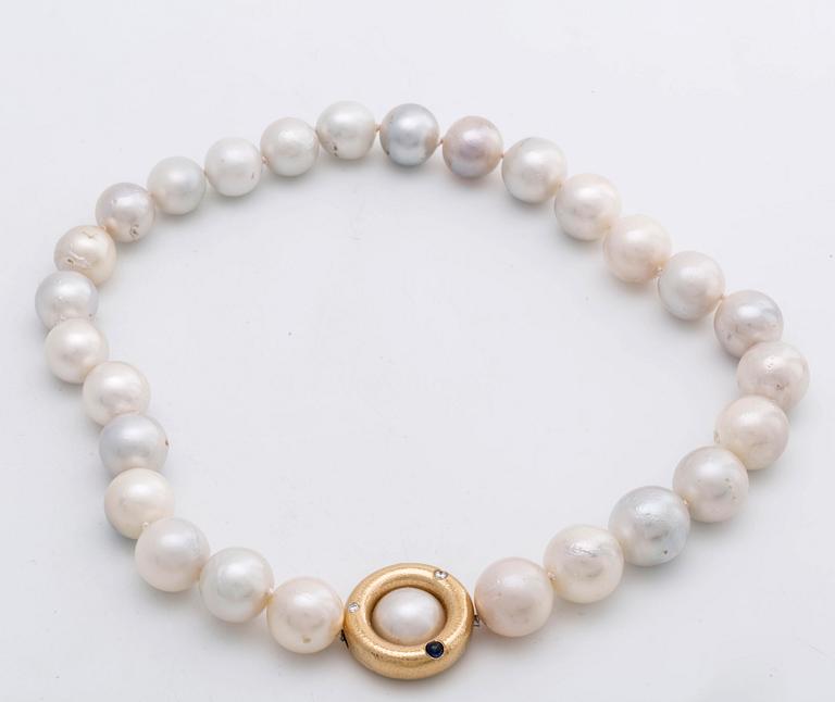 LYNNGGARD SOUTH SEA cultured pearl necklace, clasp 18K gold w 2 brilliant-cut diamonds approx 0,20 ct in total.