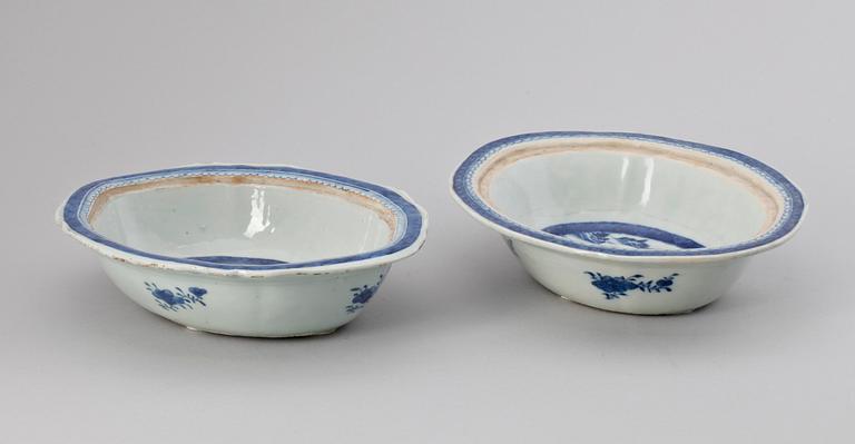 KAROTTER, 2 st snarlika, porslin, jiaqing, Kina, 1796-1820.